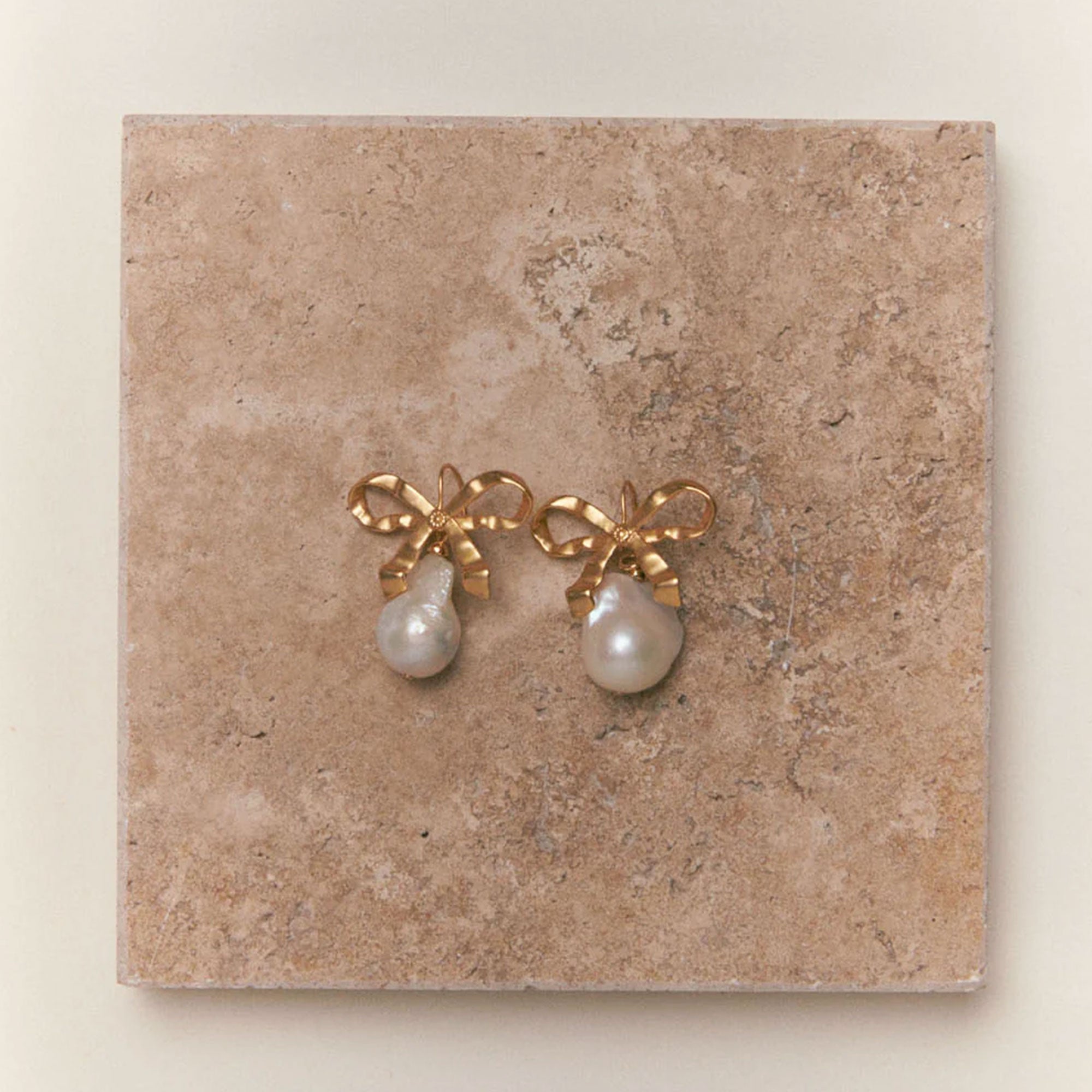 Alhaja Ohrringe Flavia mit Perle, vergoldet