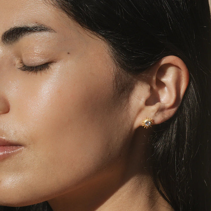 Satya Jewelry Ohrstecker Light Seeker White Topaz Starburst Stud, vergoldet