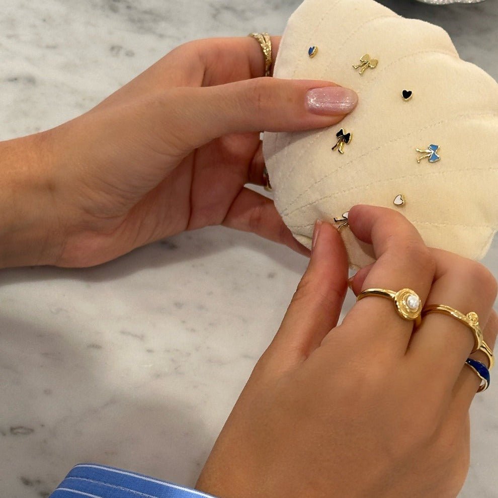 Jeberg Jewellery Ohrstecker Petite Bow Plain, vergoldet