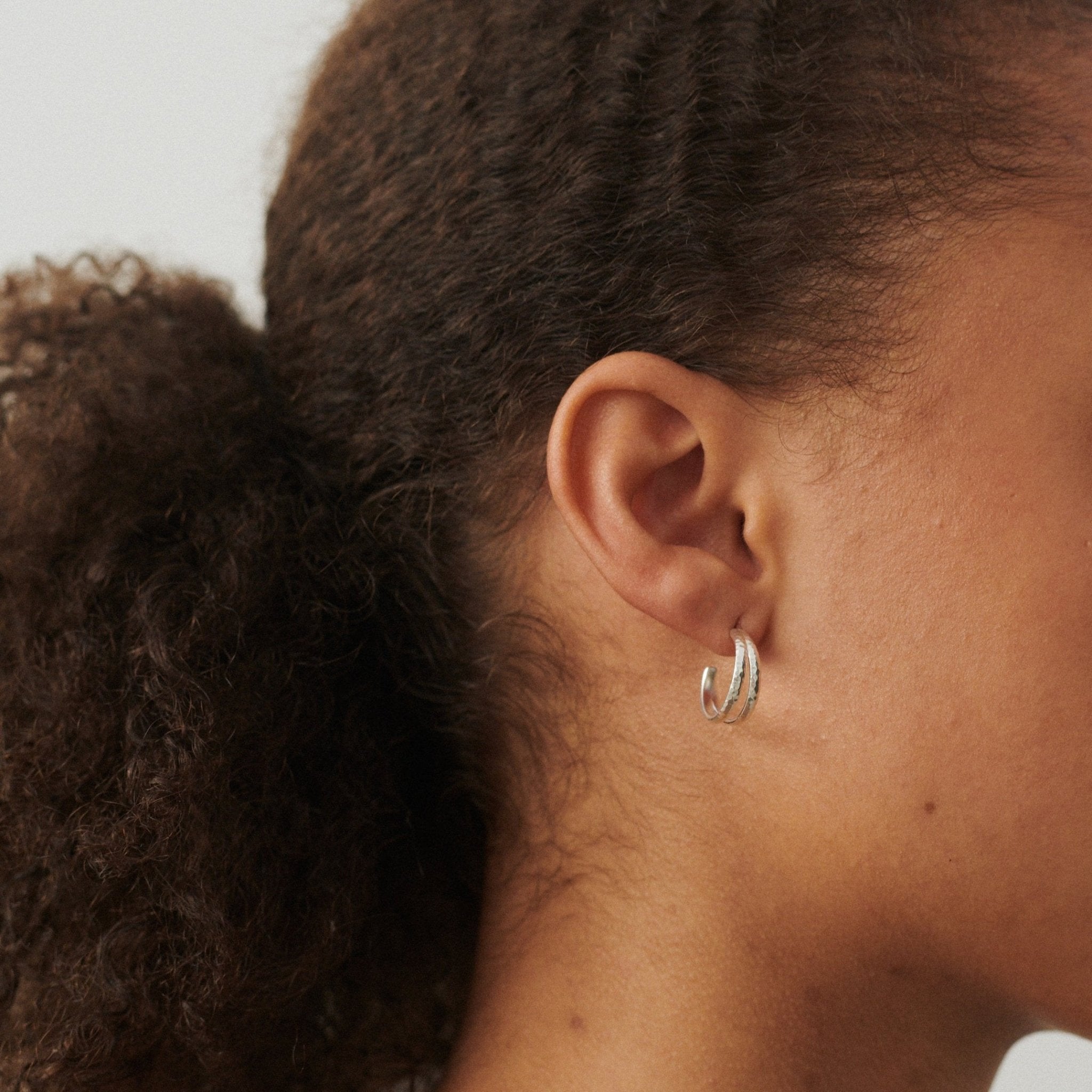 Pernille Corydon Creolen Poetry Hoops, vergoldet