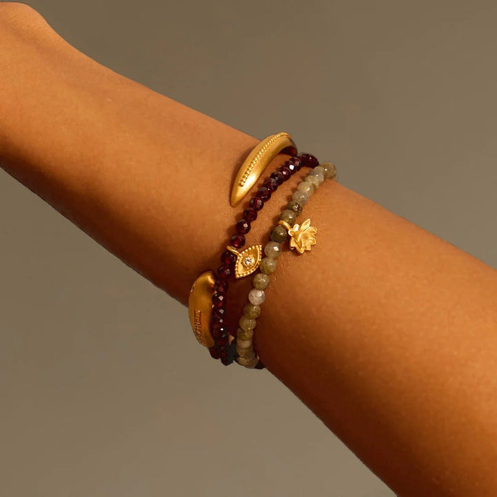 Satya Jewelry Armband Loving Protection Garnet Evil Eye, vergoldet