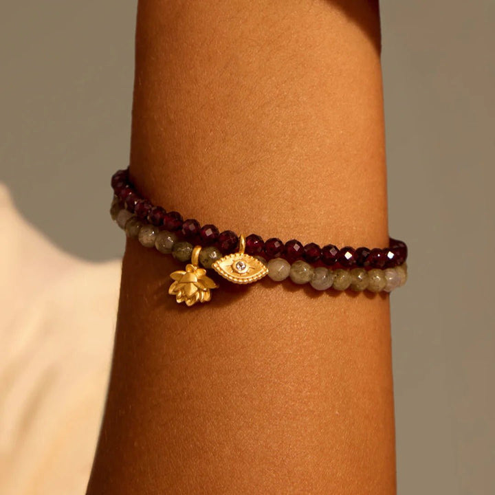 Satya Jewelry Armband Loving Protection Garnet Evil Eye, vergoldet