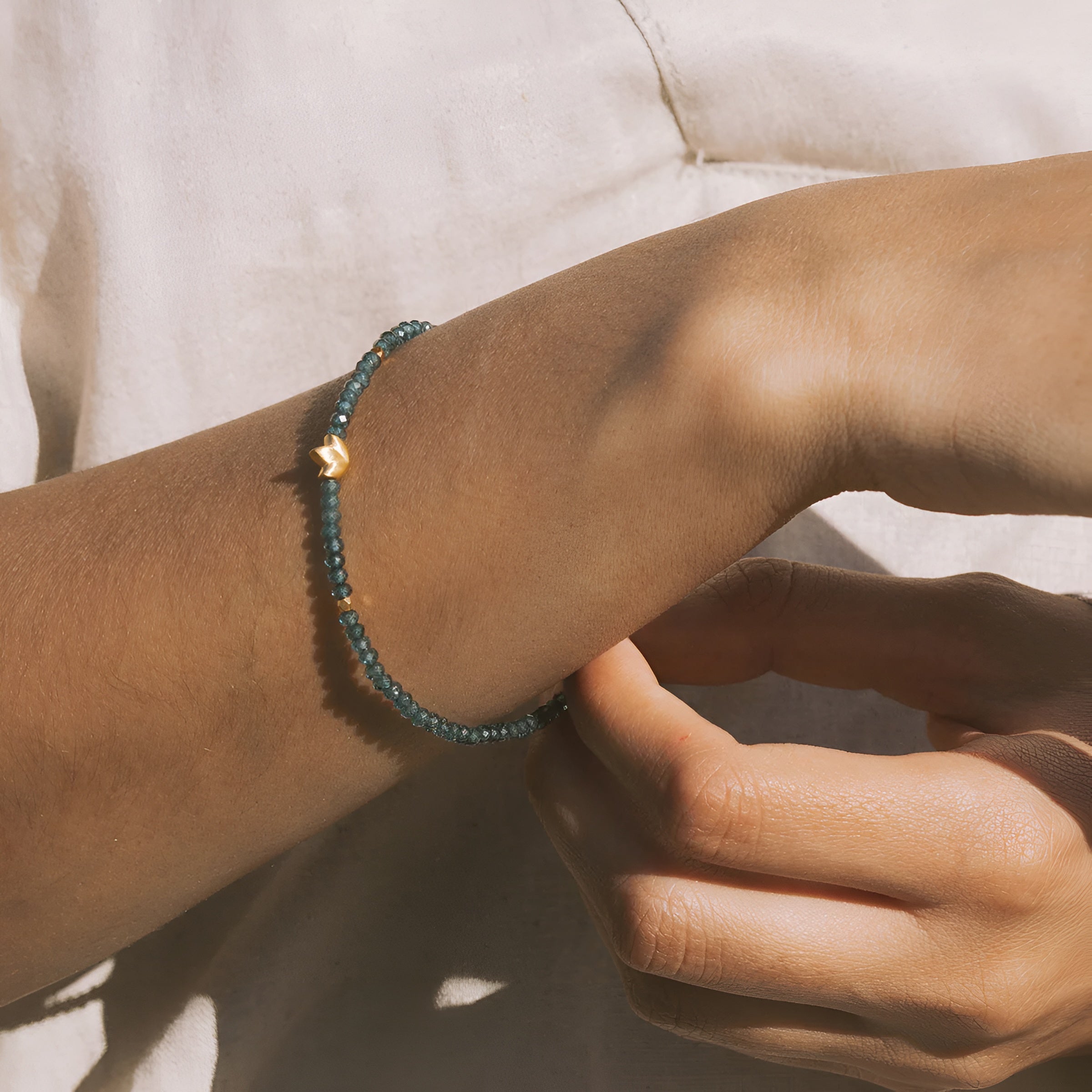 Satya Jewelry Armband Calm Clarity Blue Topaz Lotus, vergoldet