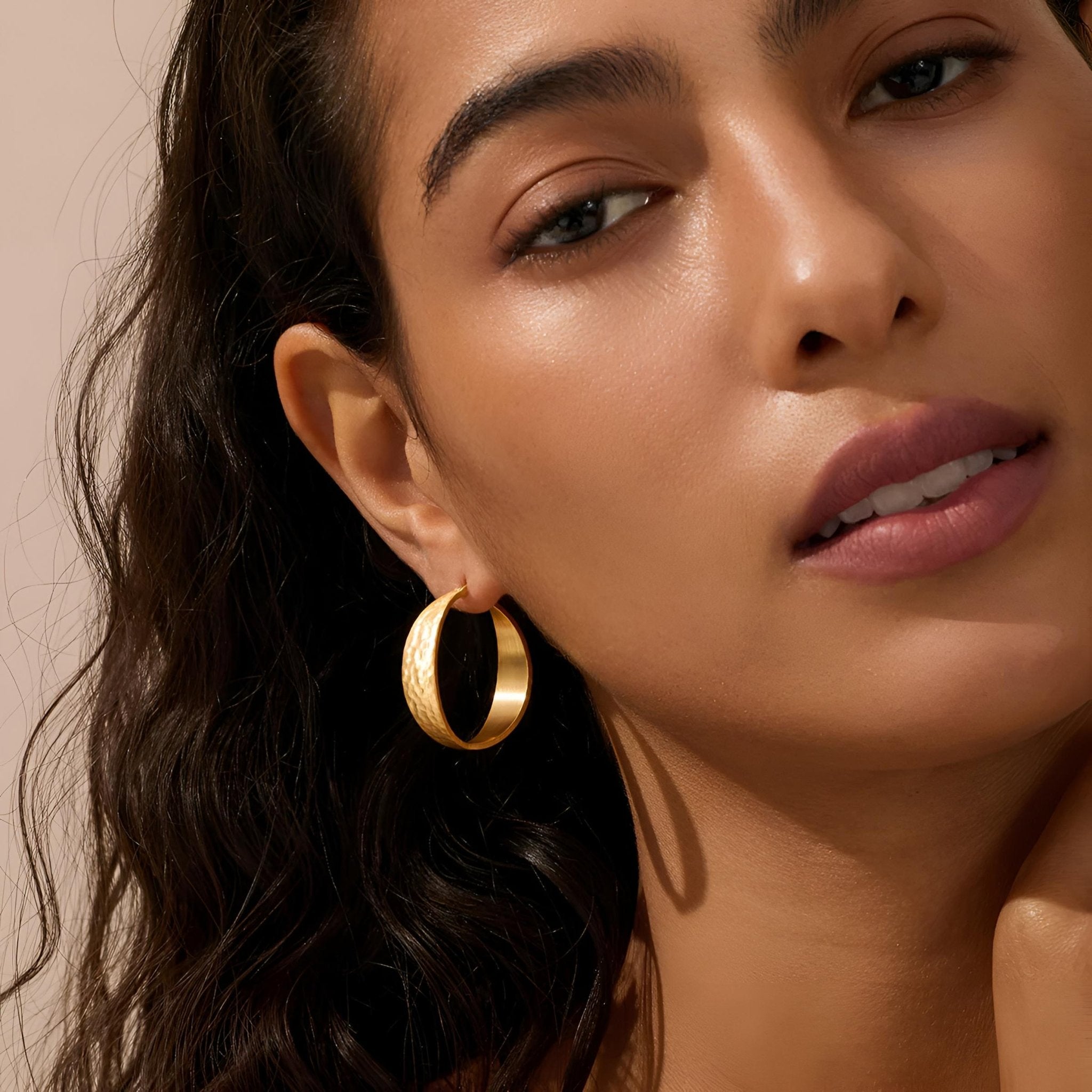 Satya Jewelry Creolen Shine Bright Hammered Hoop, vergoldet