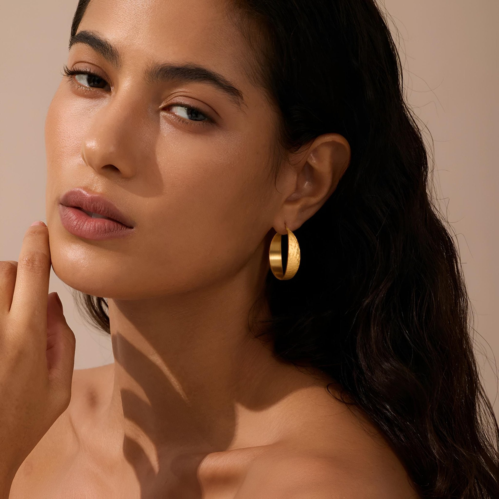 Satya Jewelry Creolen Shine Bright Hammered Hoop, vergoldet