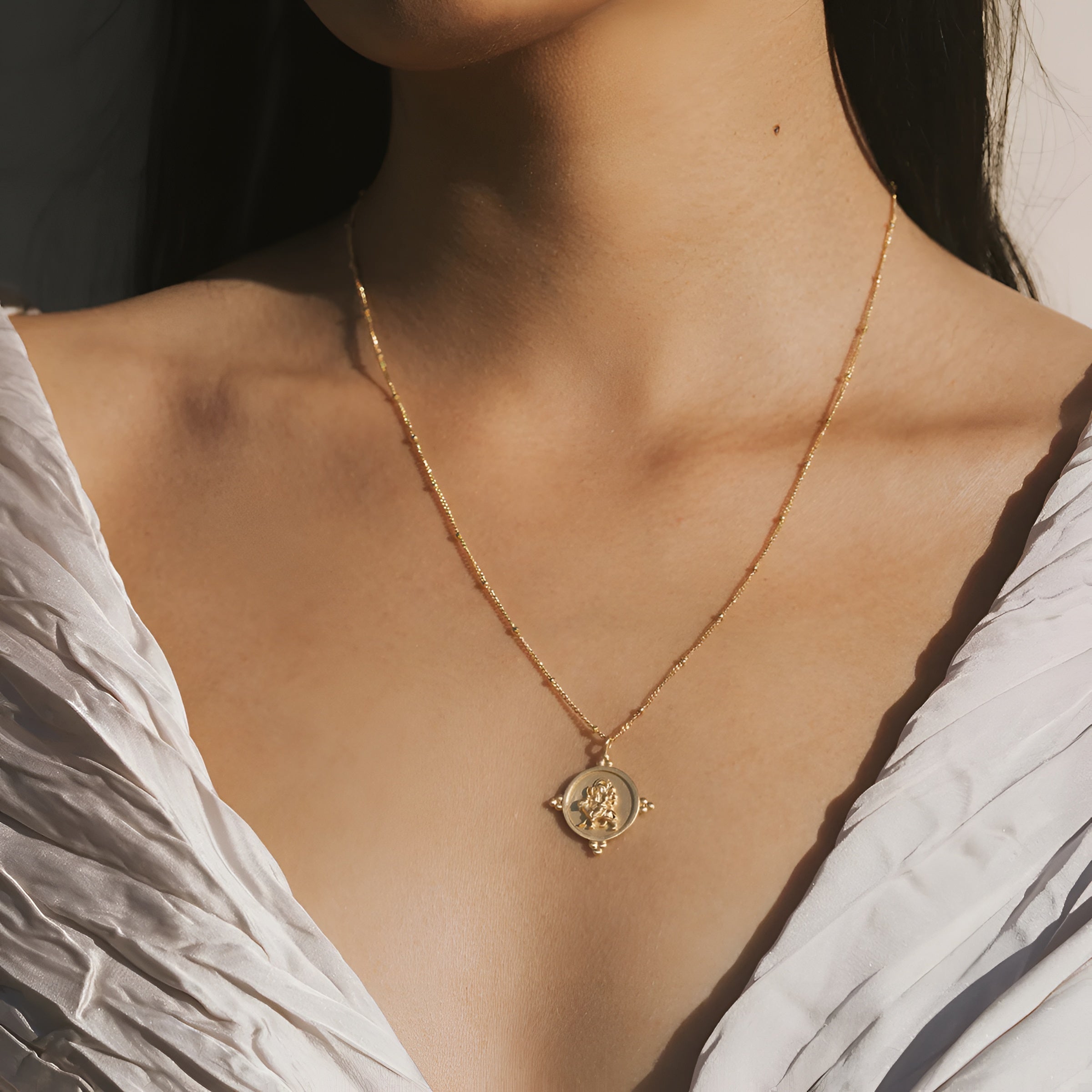 Satya Jewelry Kette Goddess of Strength Durga Coin, vergoldet