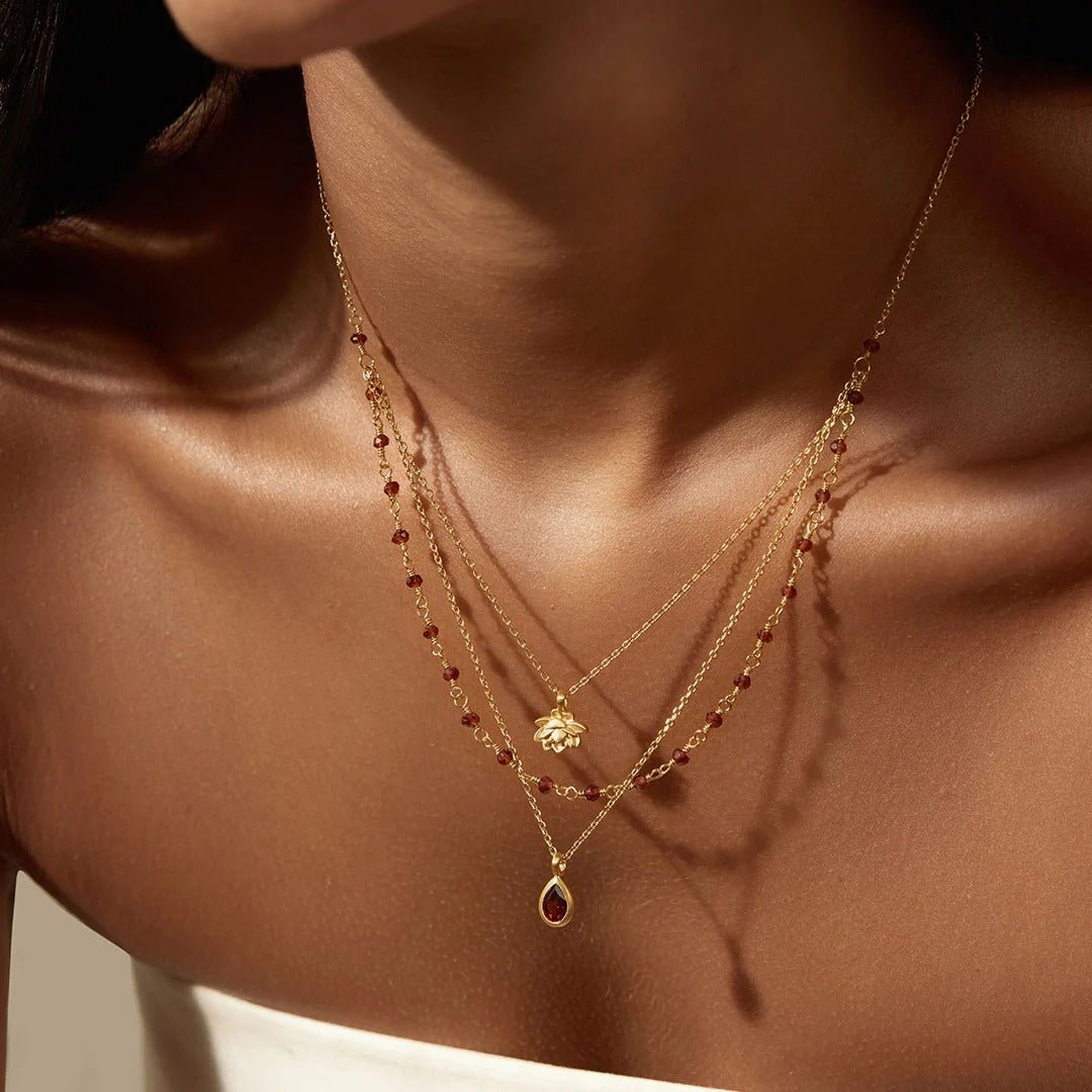 Satya Jewelry Kette Embrace Change Garnet Lotus Triple, vergoldet