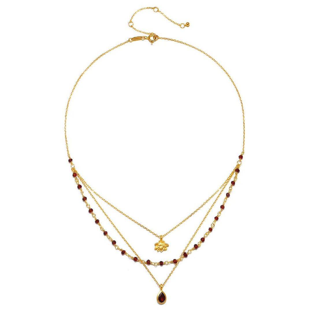 Satya Jewelry Kette Embrace Change Garnet Lotus Triple, vergoldet