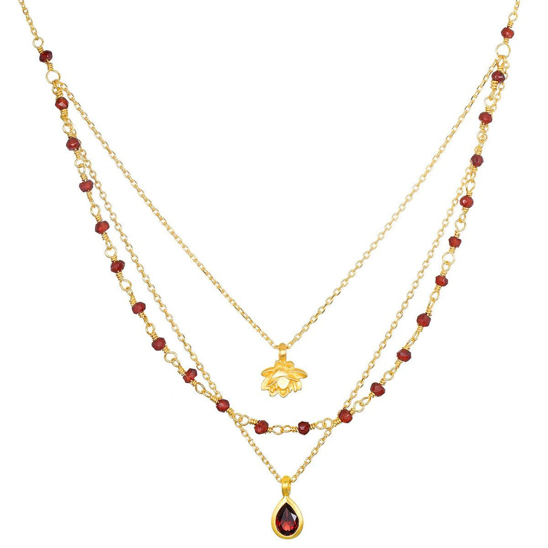 Satya Jewelry Kette Embrace Change Garnet Lotus Triple, vergoldet