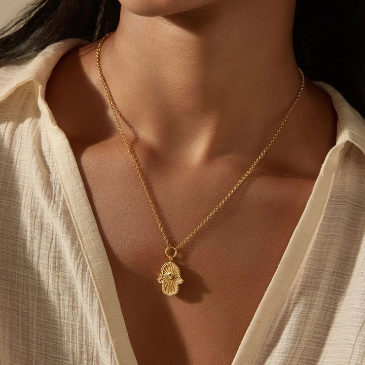 Satya Jewelry Kette Gaining Clarity White Topaz and Mother of Pearl Hamsa Reversible, vergoldet