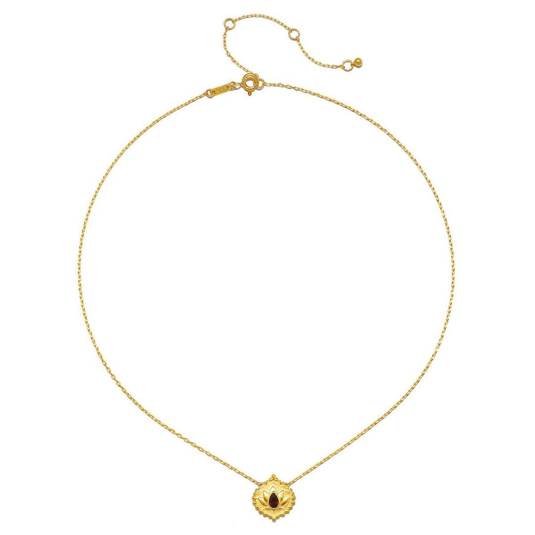 Satya Jewelry Kette Grounded in Strength Garnet Lotus, vergoldet