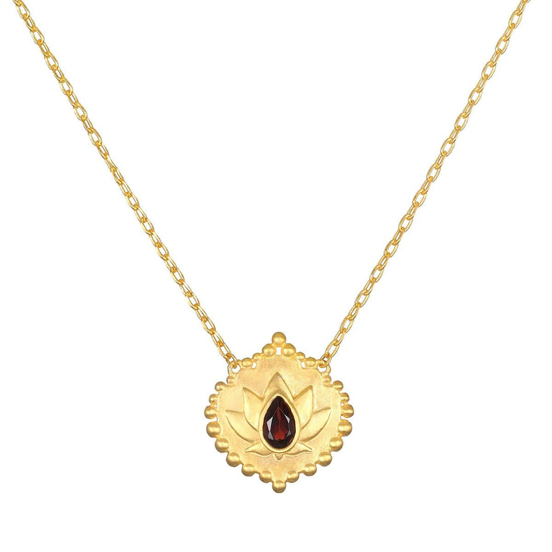 Satya Jewelry Kette Grounded in Strength Garnet Lotus, vergoldet
