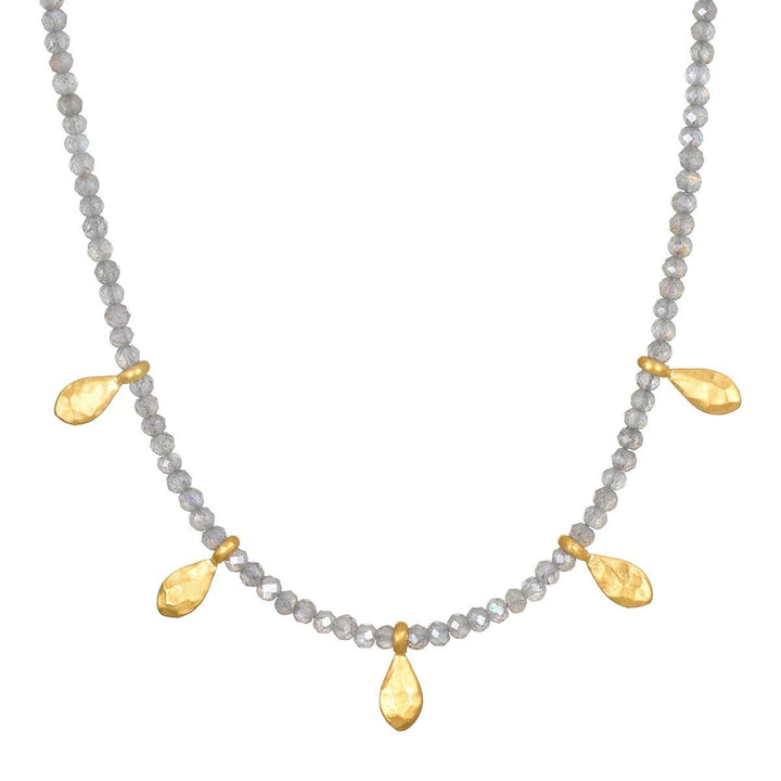 Satya Jewelry Kette Inspired Beginnings Labradorite Petal Beaded, vergoldet