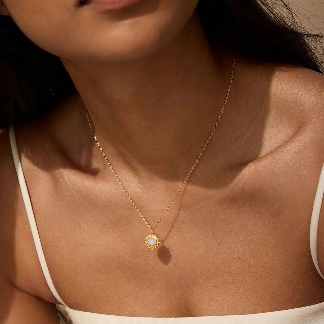 Satya Jewelry Kette Journey to Love Moonstone Lotus Heart, vergoldet
