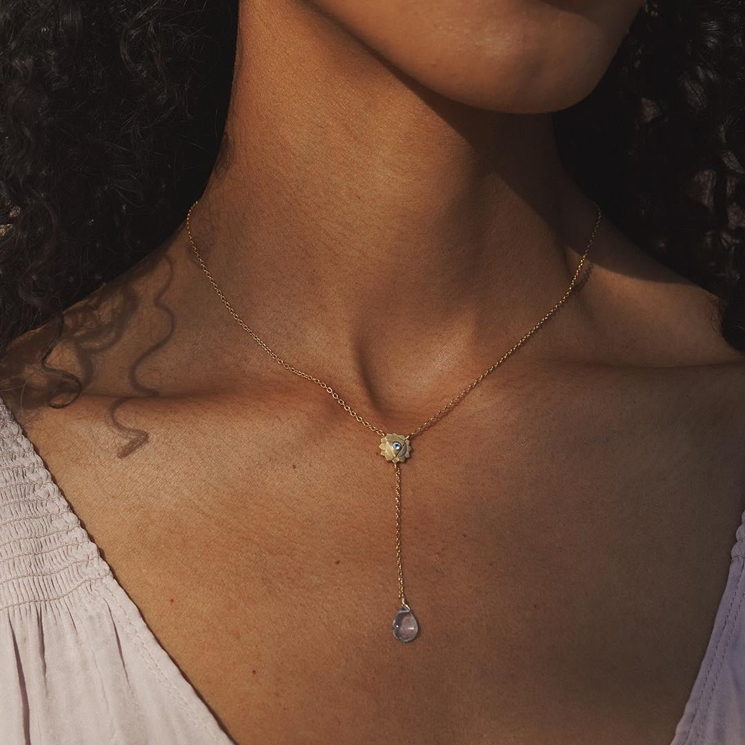 Satya Jewelry Kette Speak with Strength Chakra Lariat, vergoldet