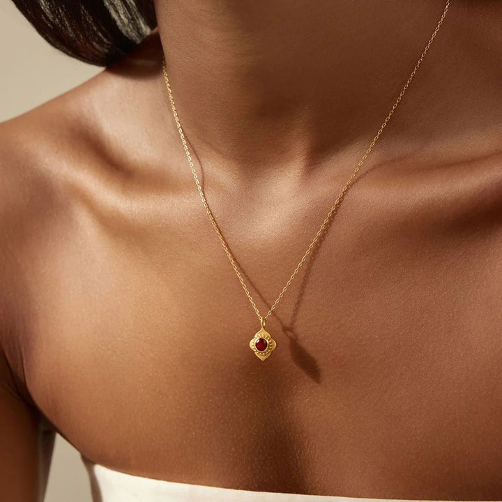 Satya Jewelry Kette Spiritual Strength Garnet Lotus, vergoldet