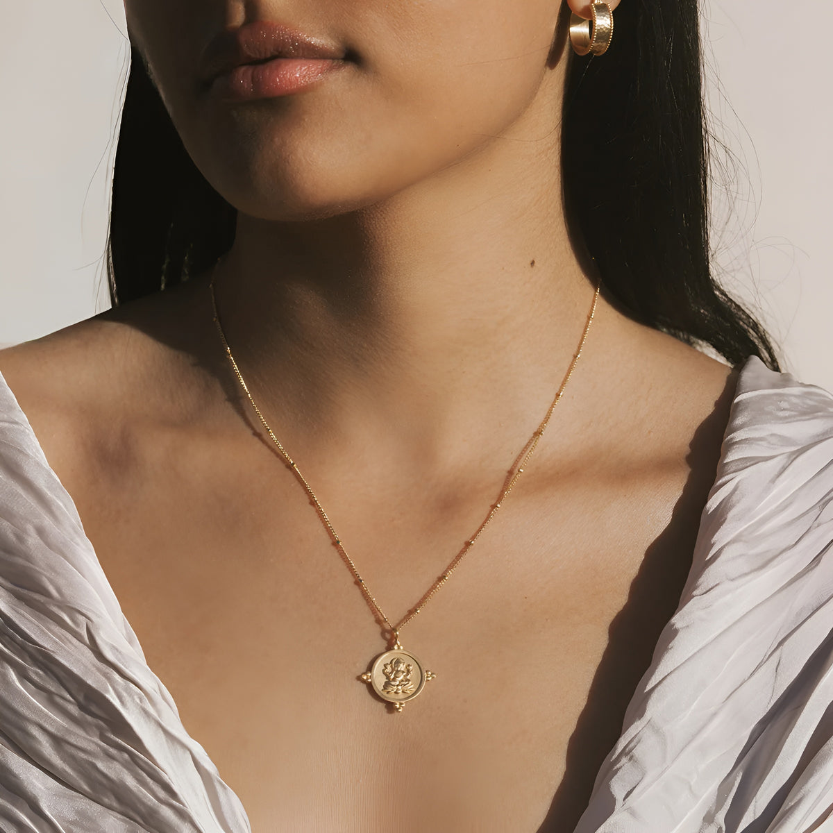 Satya Jewelry Kette Manifesting Abundance Goddess Lakshmi Coin, vergoldet