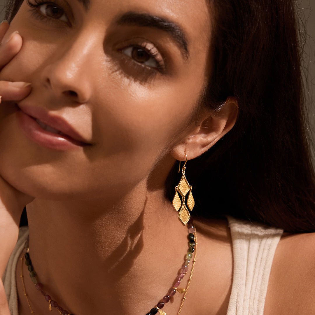 Satya Jewelry Ohrringe Adorned with Light Chandelier, vergoldet