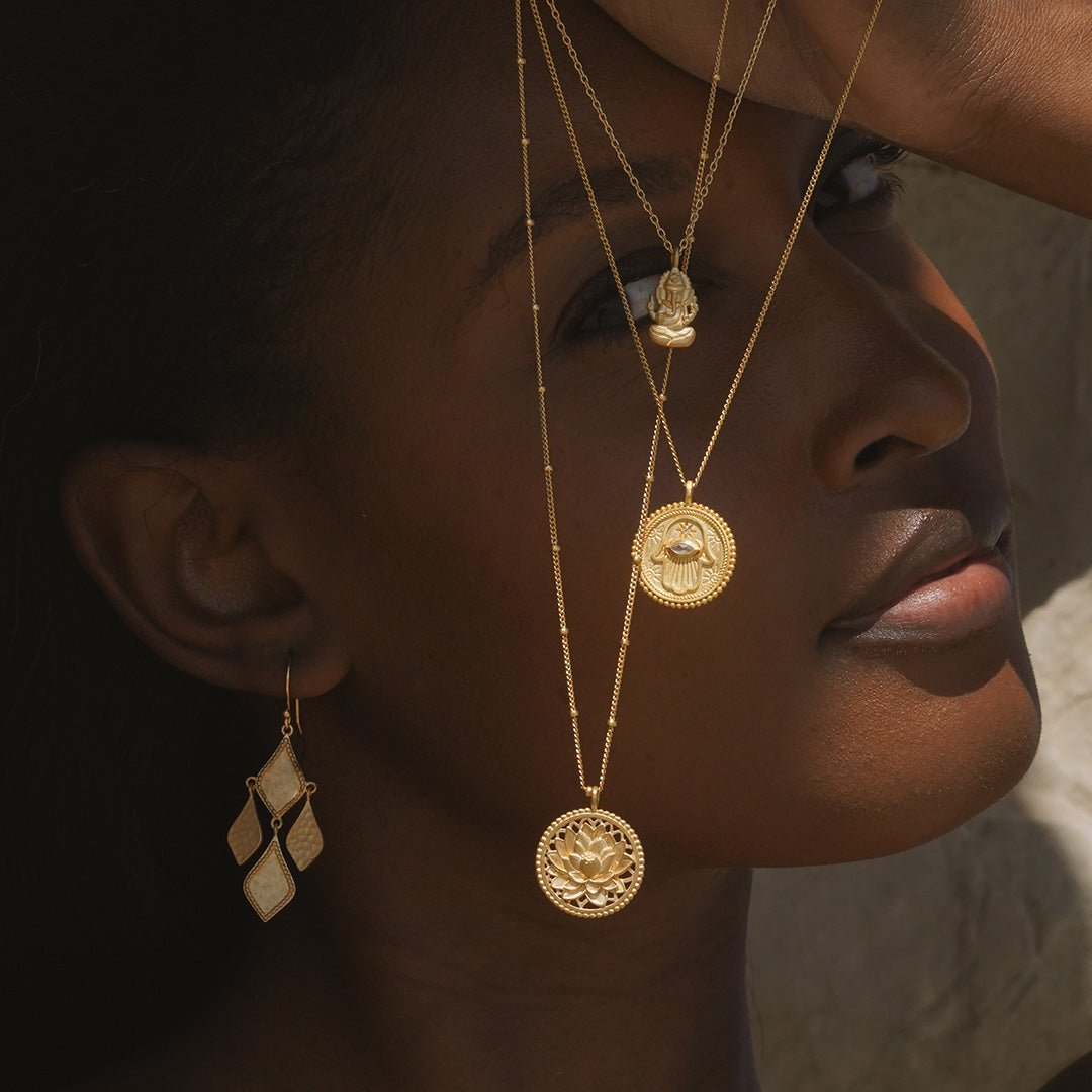 Satya Jewelry Ohrringe Adorned with Light Chandelier, vergoldet