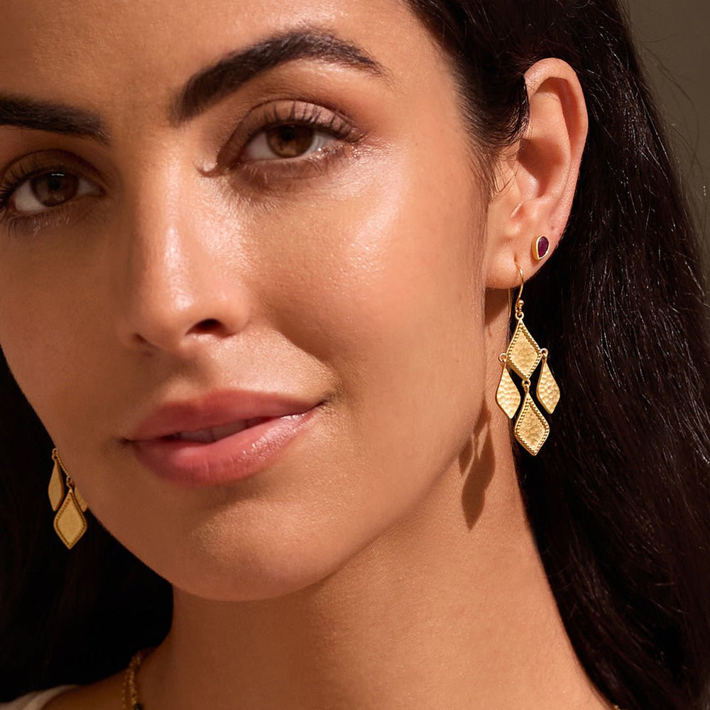Satya Jewelry Ohrringe Adorned with Light Chandelier, vergoldet