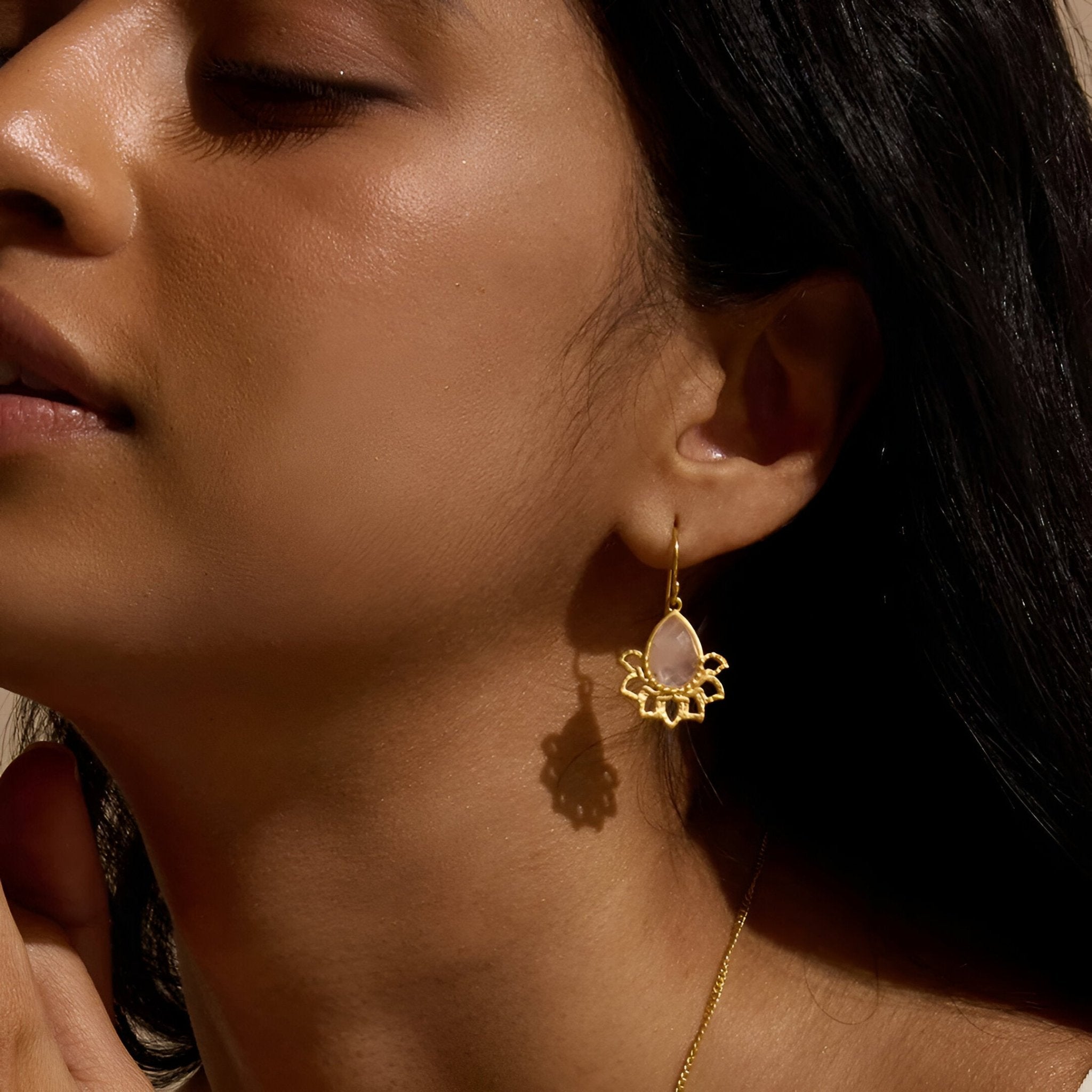 Satya Jewelry Ohrringe Awakened by Love Rose Quartz Lotus Petal, vergoldet