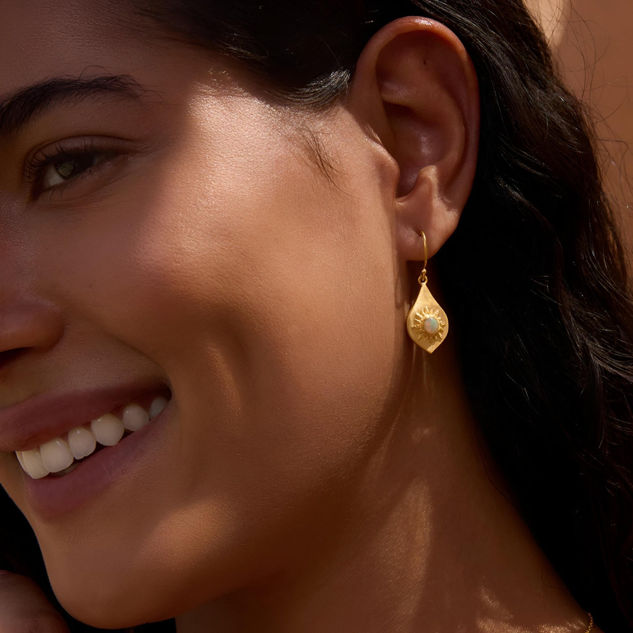 Satya Jewelry Ohrringe Dawn of Possibilities Opal Sun, vergoldet