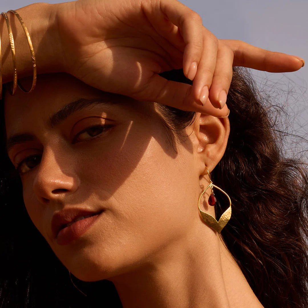 Satya Jewelry Ohrringe Infinite Possibilities Garnet Lotus, vergoldet