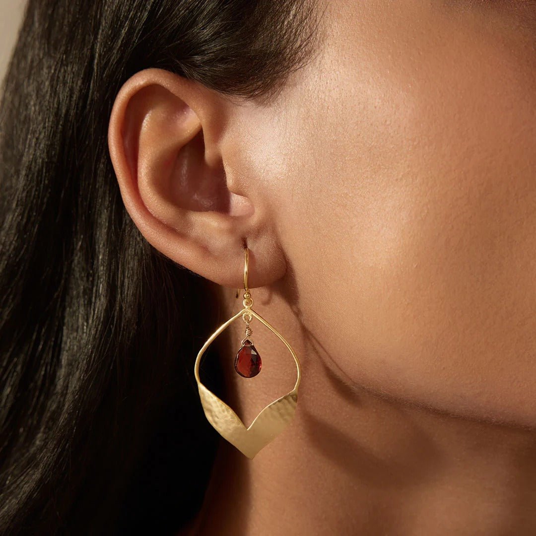 Satya Jewelry Ohrringe Infinite Possibilities Garnet Lotus, vergoldet