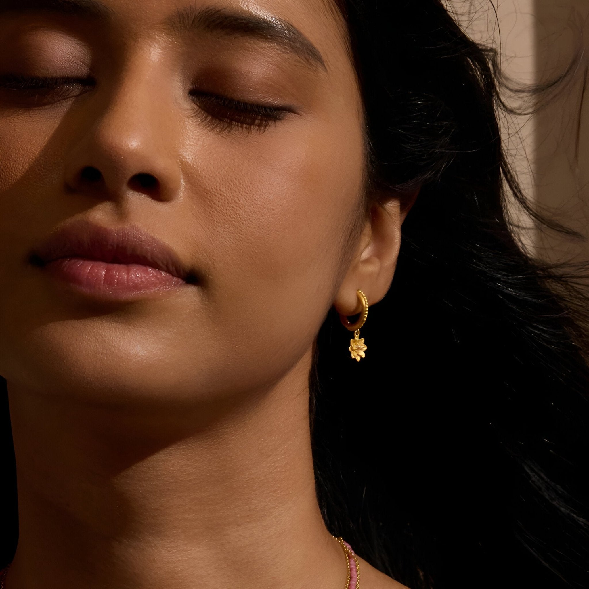 Satya Jewelry Ohrringe New Chapter Lotus Huggie, vergoldet