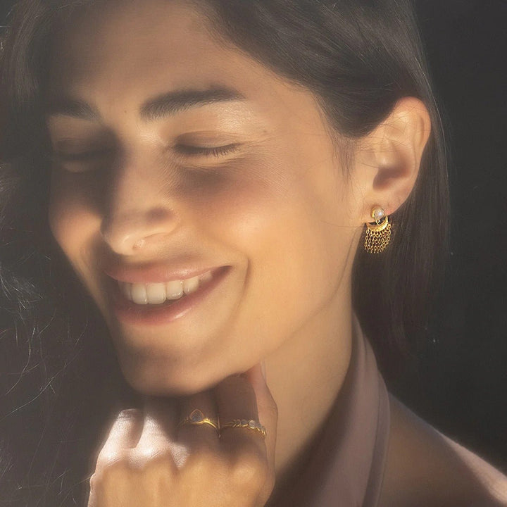 Satya Jewelry Ohrringe Scattering Stardust Moonstone Fringe Stud Drop, vergoldet