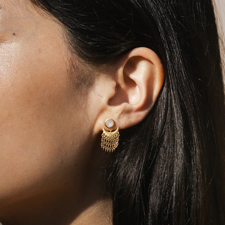 Satya Jewelry Ohrringe Scattering Stardust Moonstone Fringe Stud Drop, vergoldet