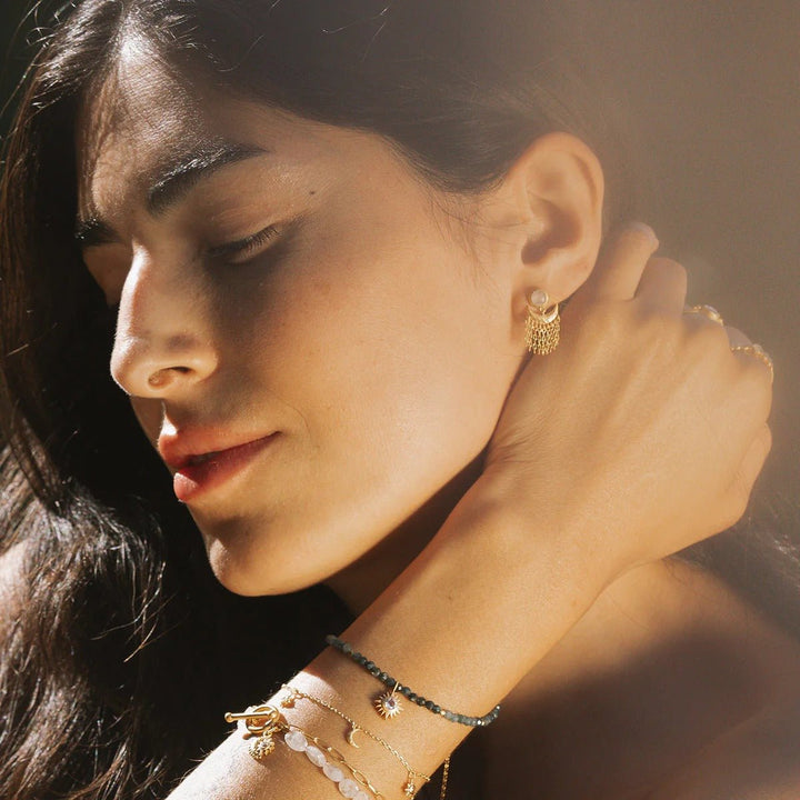 Satya Jewelry Ohrringe Scattering Stardust Moonstone Fringe Stud Drop, vergoldet