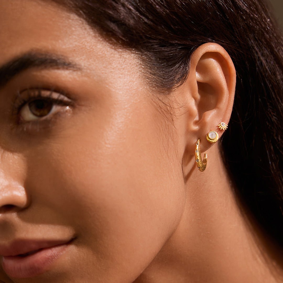 Satya Jewelry Ohrstecker Cradled in Light Moonstone, vergoldet