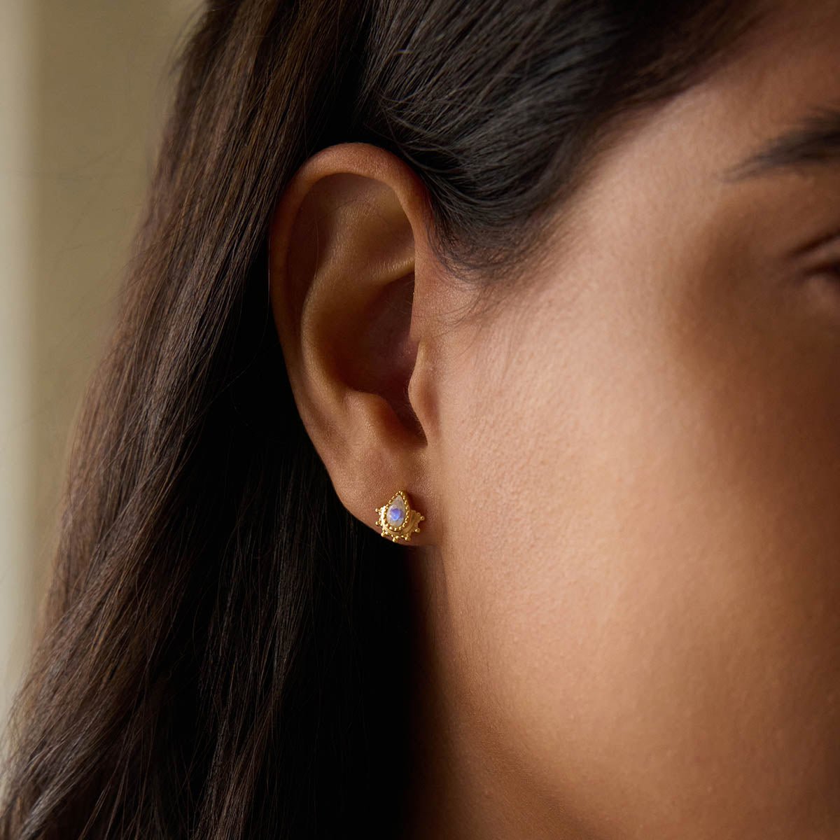 Satya Jewelry Ohrstecker Majestic Nature Rainbow Moonstone, vergoldet