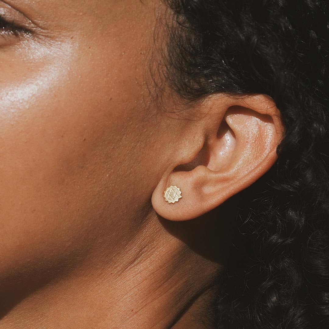 Satya Jewelry Ohrstecker Map of the Heart Chakra, vergoldet