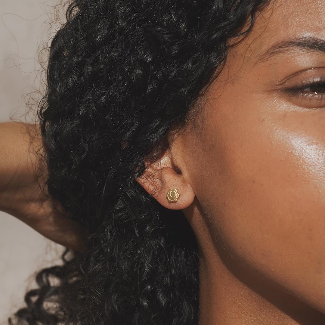 Satya Jewelry Ohrstecker Map of the Self Chakra, vergoldet