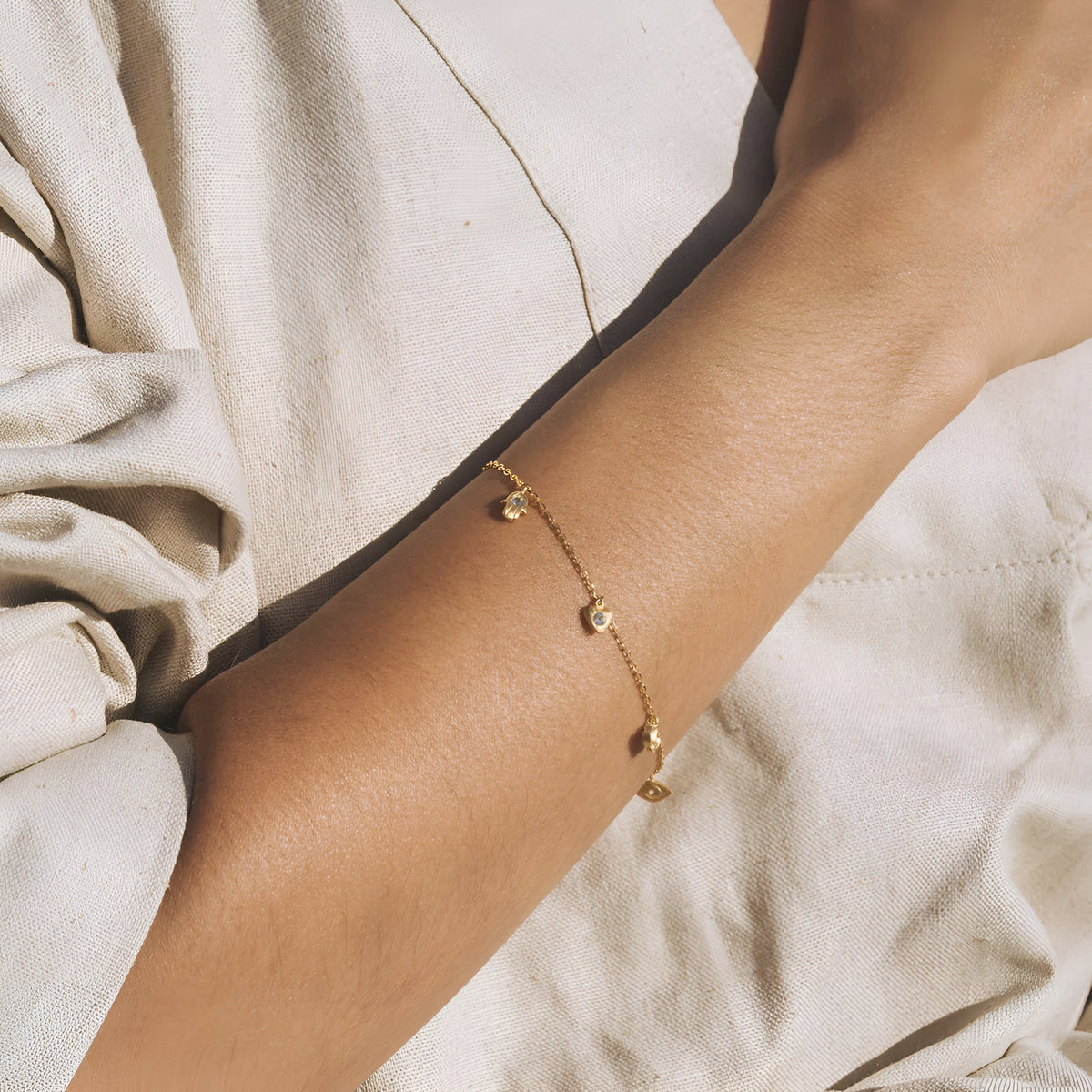 Satya Jewelry Armband Sacred Symbols White Topaz Charm, vergoldet