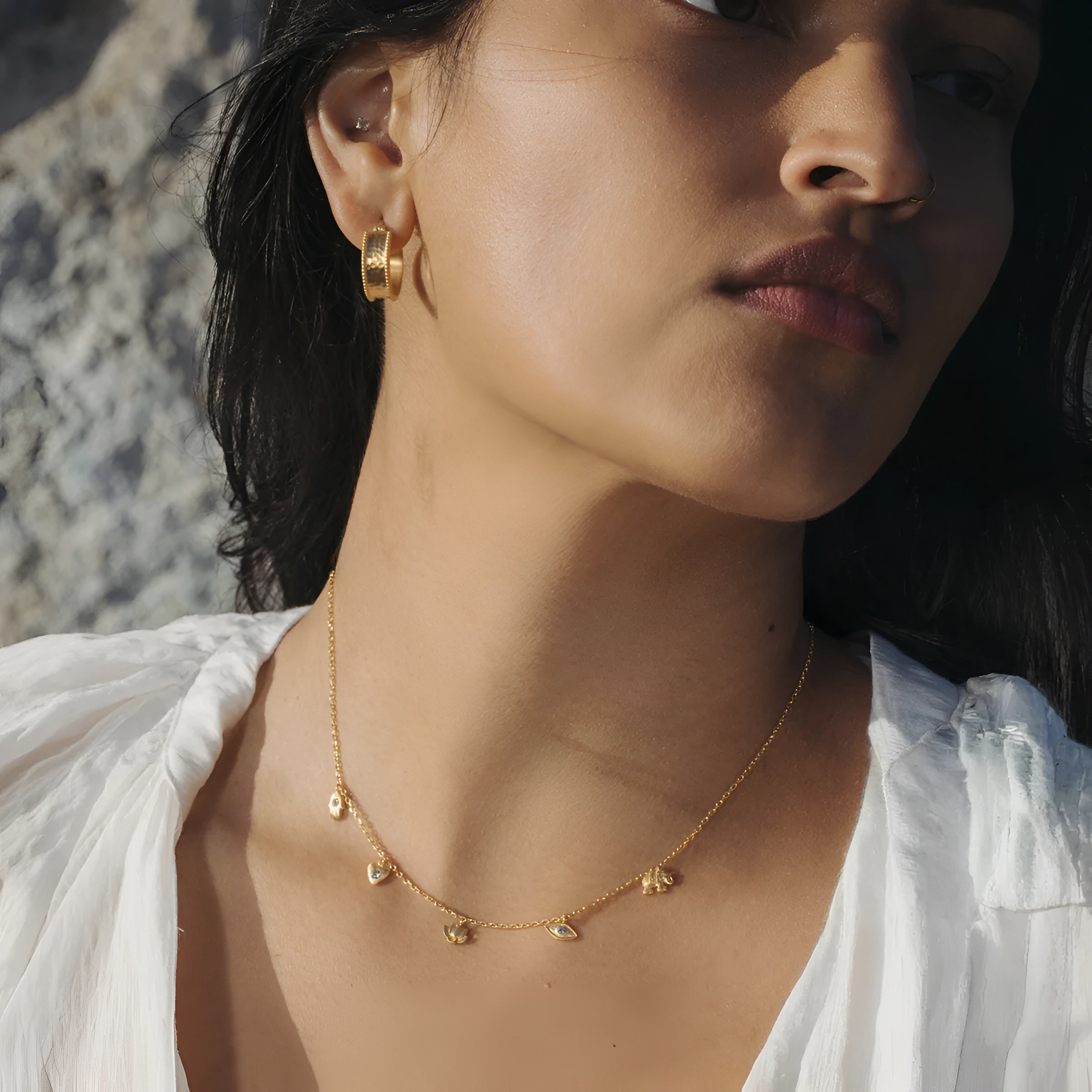 Satya Jewelry Kette Sacred Symbols White Topaz Charm Choker, vergoldet