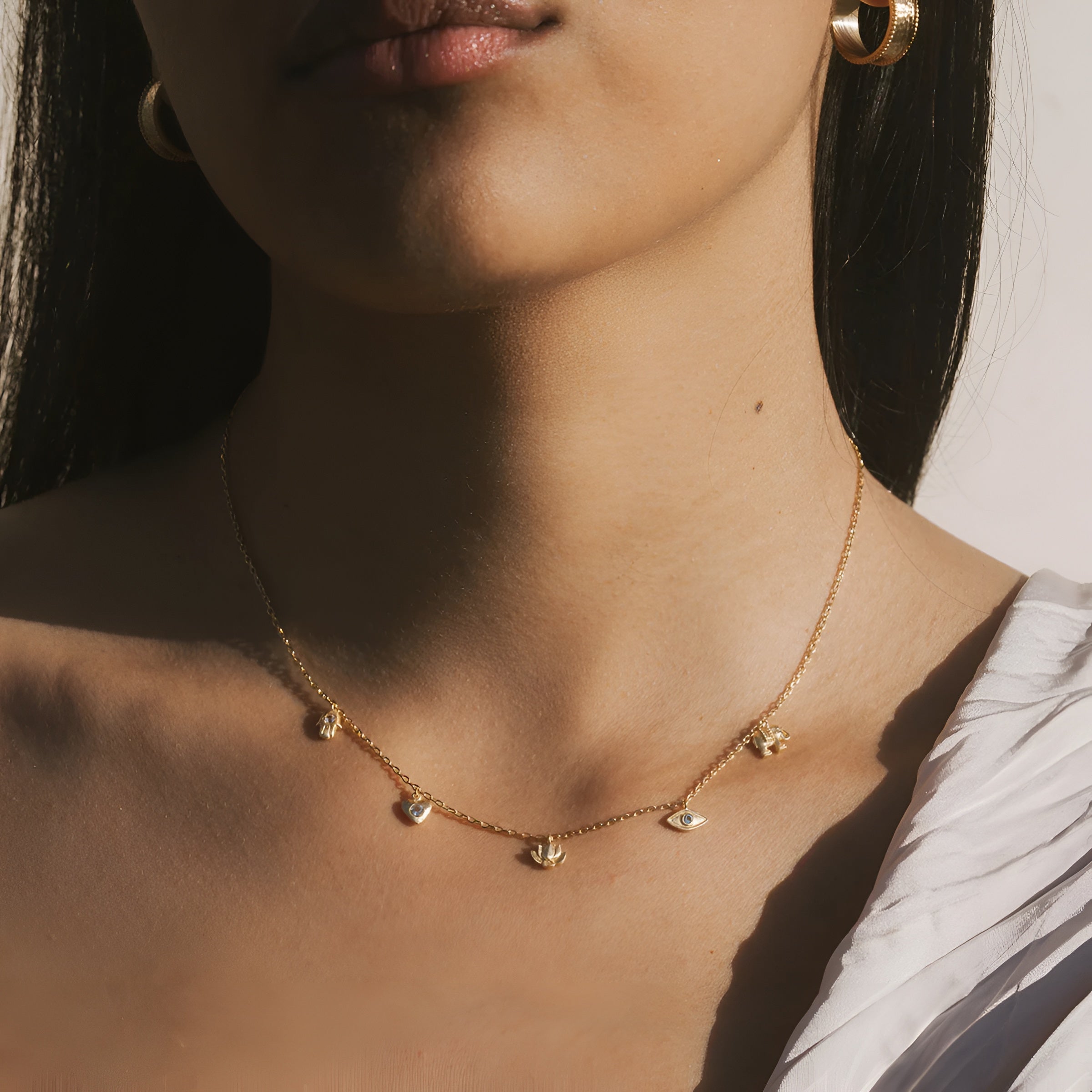 Satya Jewelry Kette Sacred Symbols White Topaz Charm Choker, vergoldet