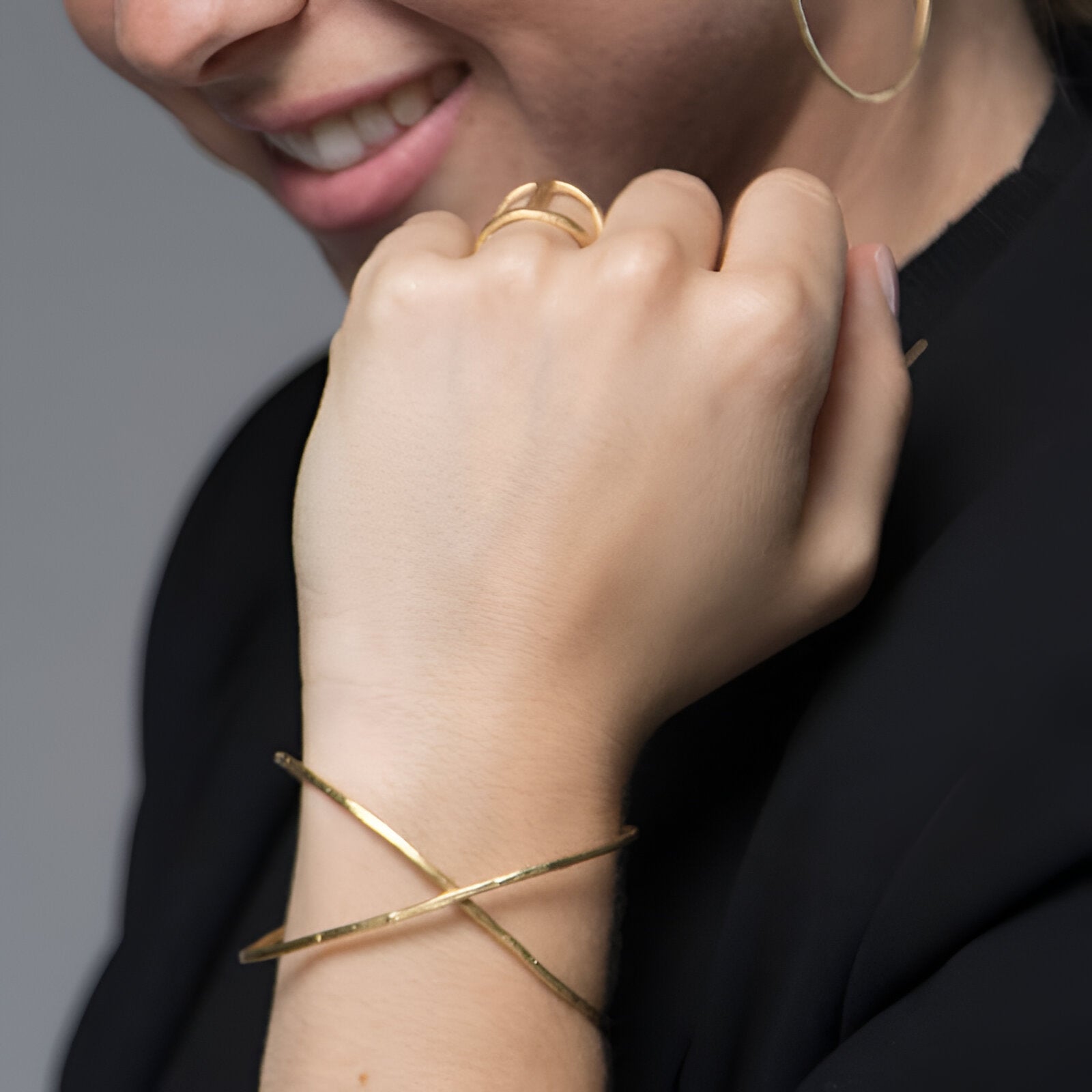 Susi Cala Armreif A Kind of Magic Cross Infinite Bangle, vergoldet