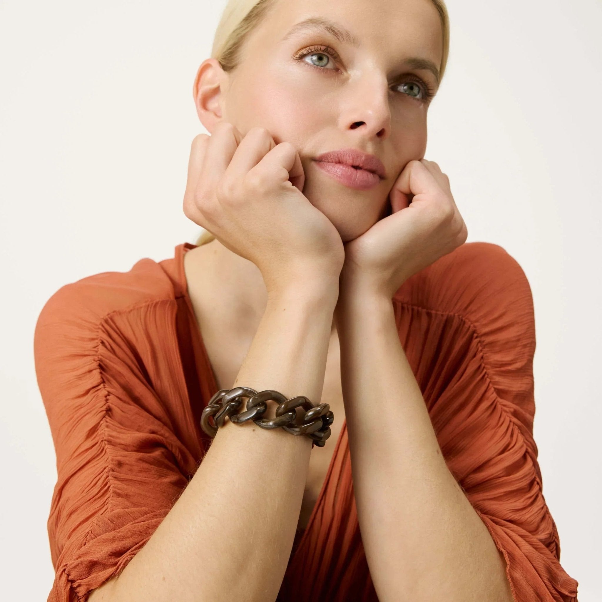 Vanessa Baroni Armband Flat Chain, dark brown marble, vergoldet