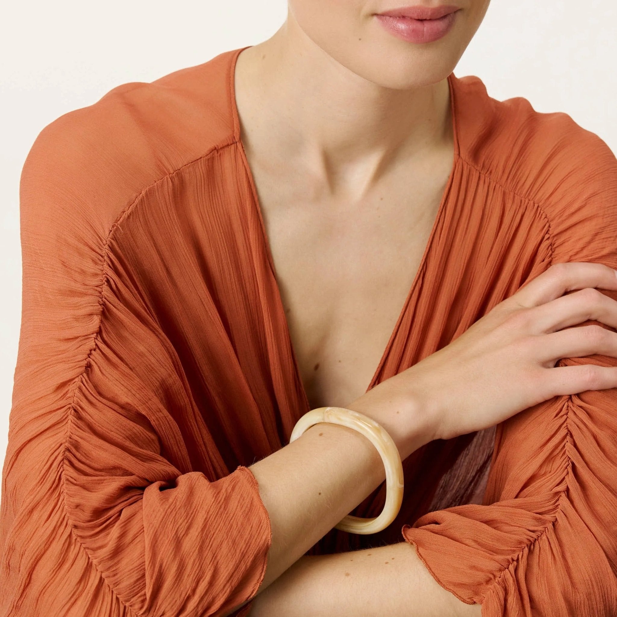 Vanessa Baroni Armreif Soft Edge Bangle, creme brulee marble