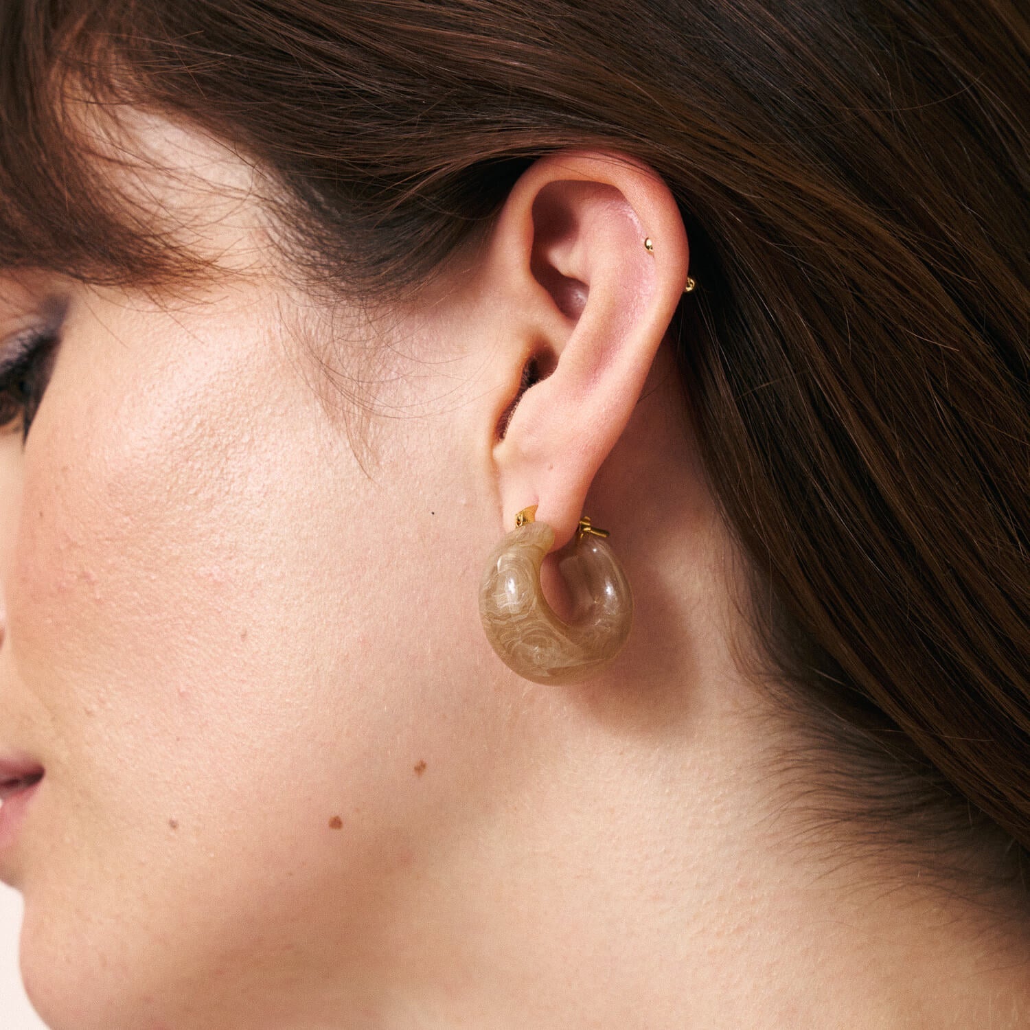 Vanessa Baroni Creolen Circlet, biancone marble, vergoldet