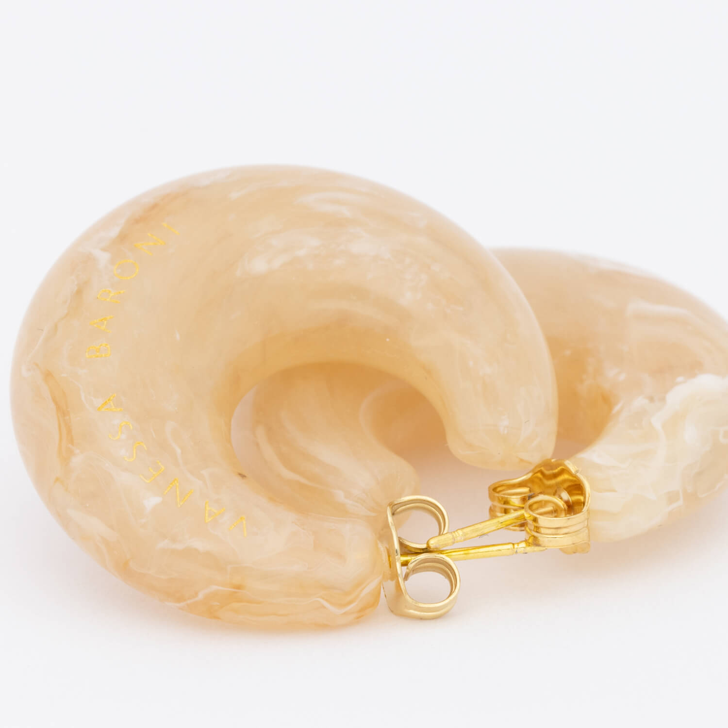 Vanessa Baroni Creolen Moon, honey marble, vergoldet
