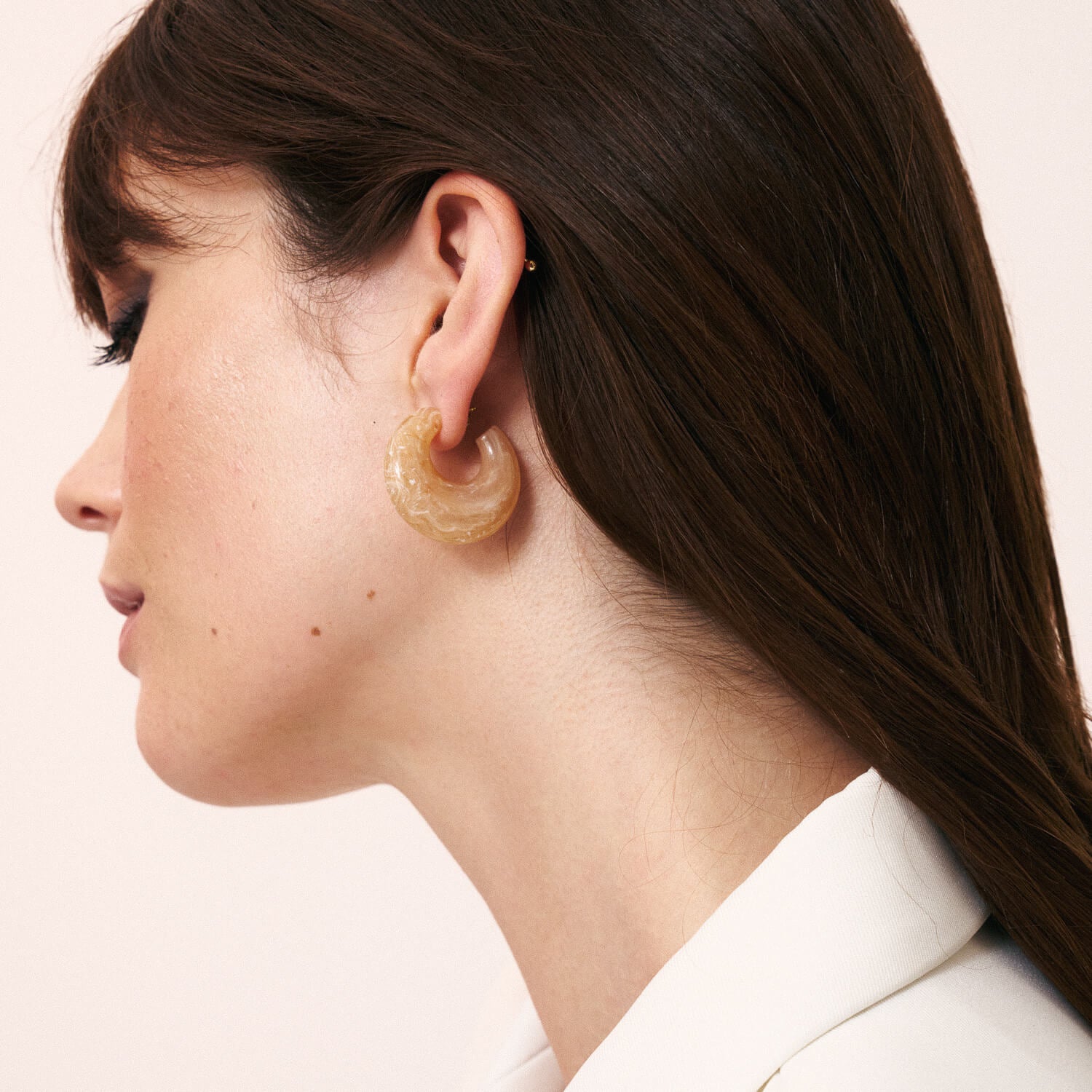 Vanessa Baroni Creolen Moon, honey marble, vergoldet