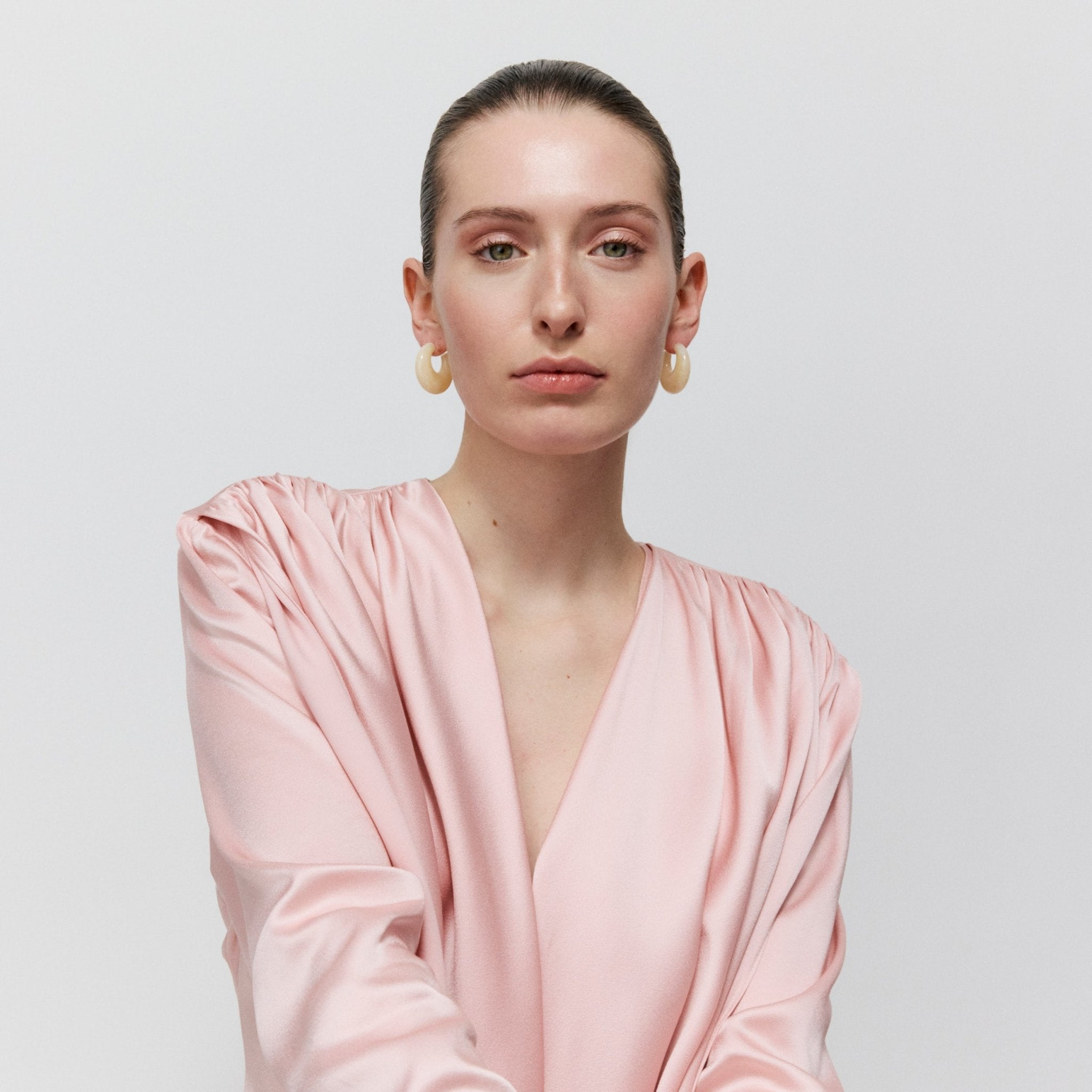 Vanessa Baroni Creolen Moon, latte marble, vergoldet