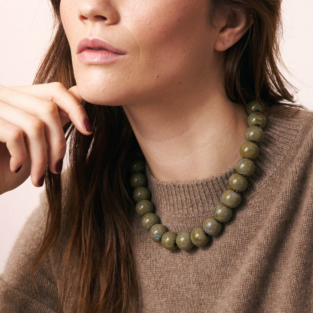 Vanessa Baroni Kette Small Beads Short, light olive marble, vergoldet