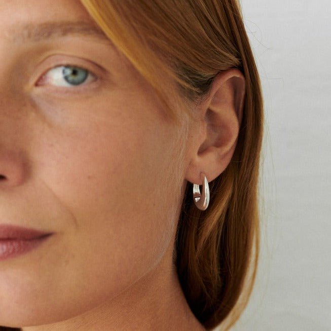 Pernille Corydon Creolen Globe Huggies, vergoldet