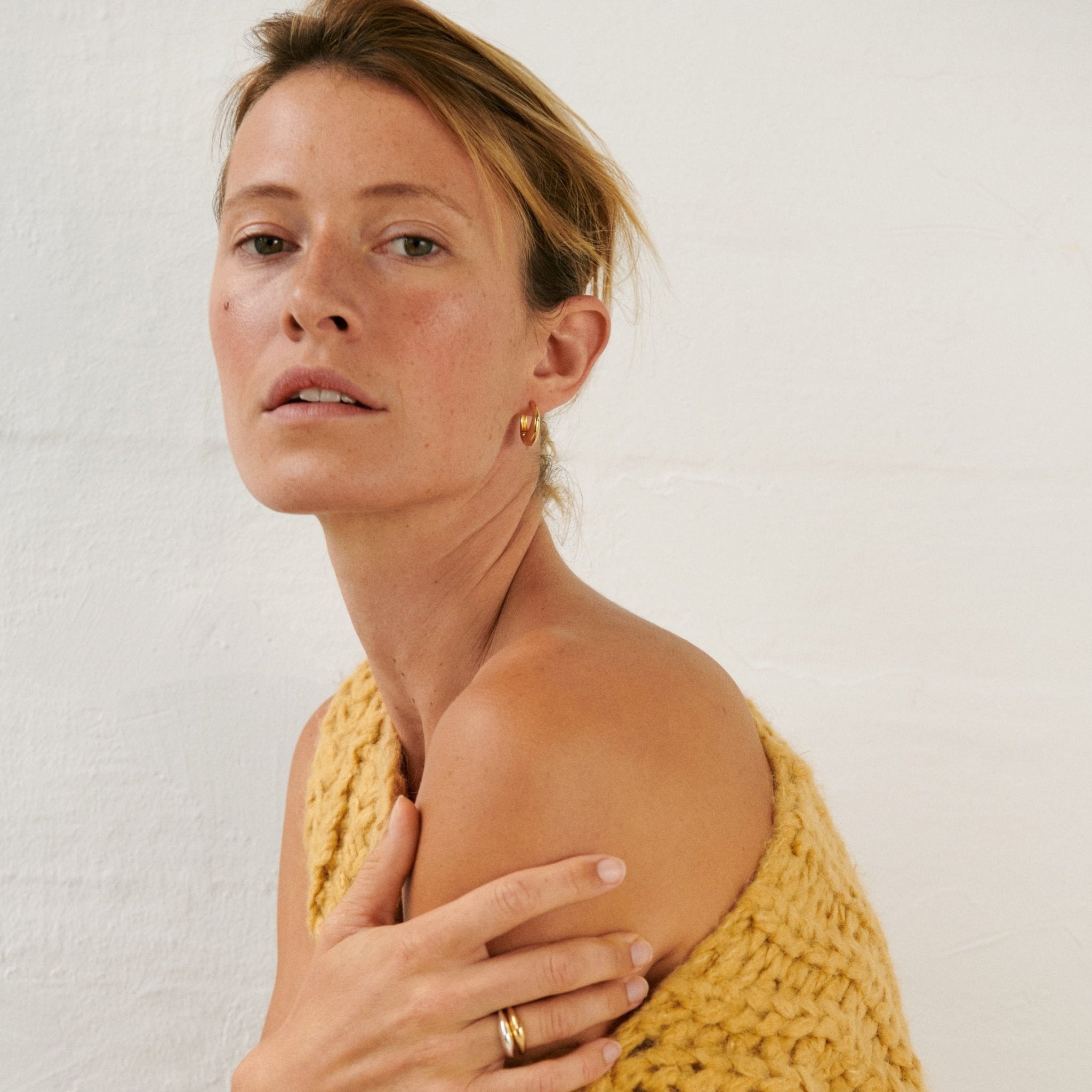 Pernille Corydon Creolen Globe Huggies, vergoldet