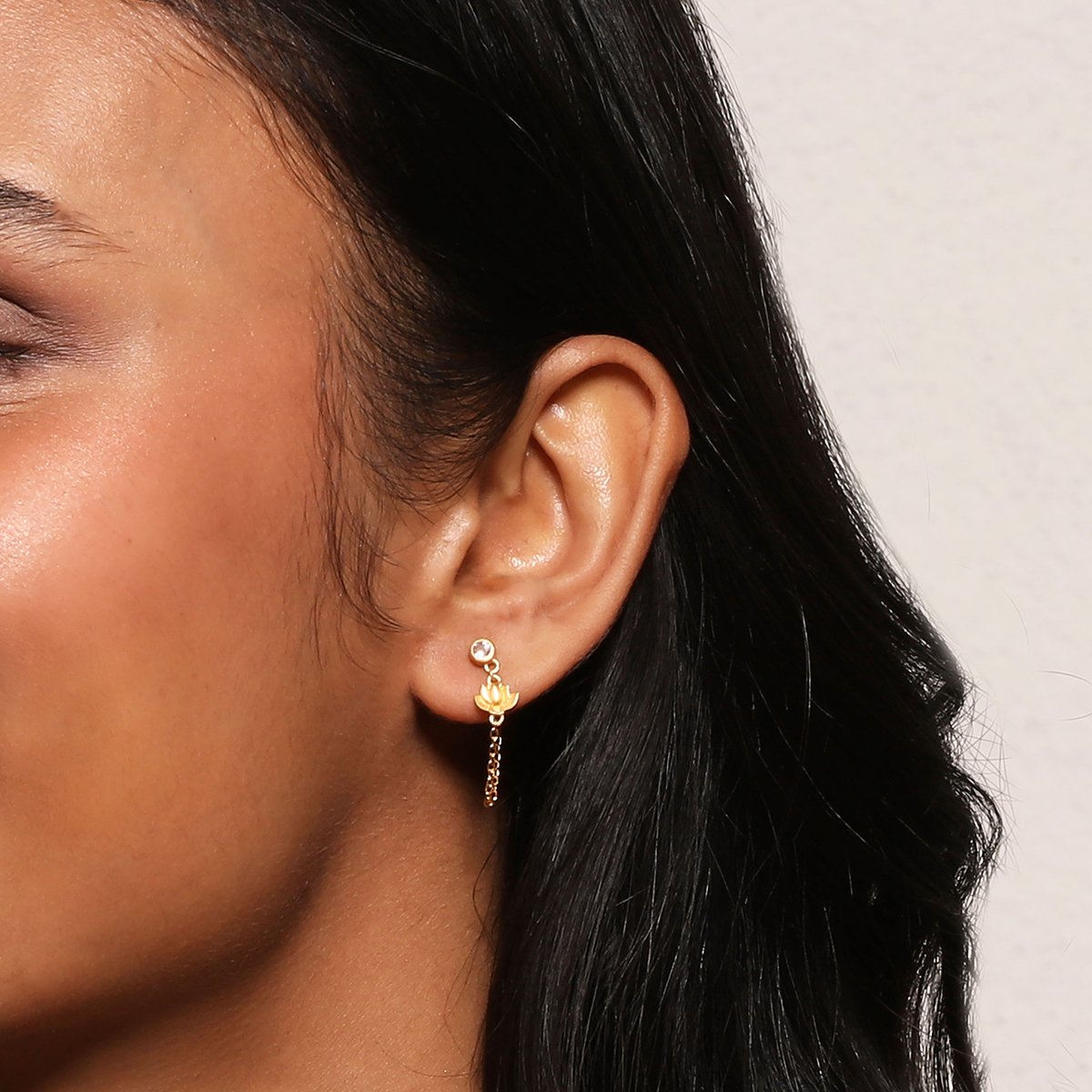 Satya Jewelry Ohrringe Arising Lotus White Topaz Chain, vergoldet